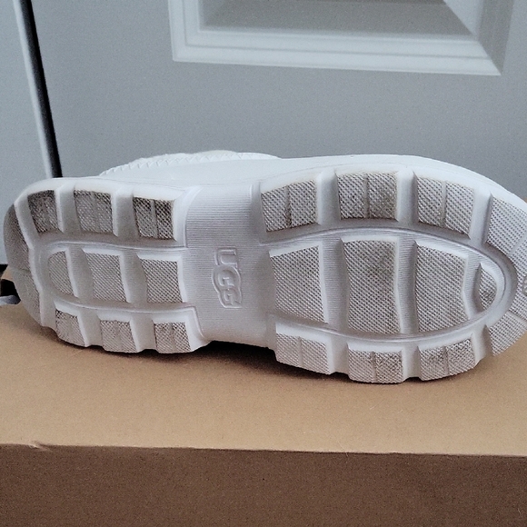 UGG White Clogs with Plush Cream Lining - Picture 2 of 10